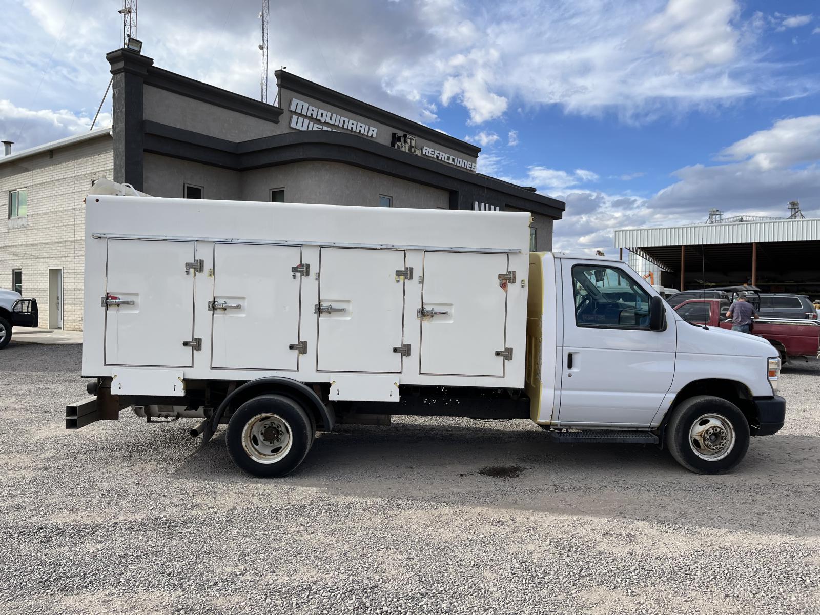 CAMIONETA CON CAJA REFRIJERADA COLD CAR